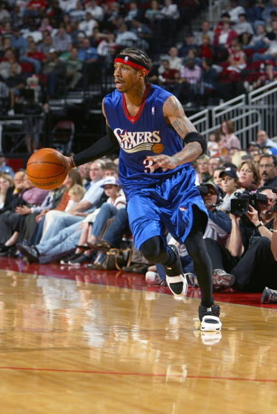 广东男篮在俱乐部杯赛中以90-70战胜广州男篮，小将王洪泽表现突出，阵容实力强劲。（俱乐部杯：广东90-70力克广州，王洪泽高光，阵容实力尽显）