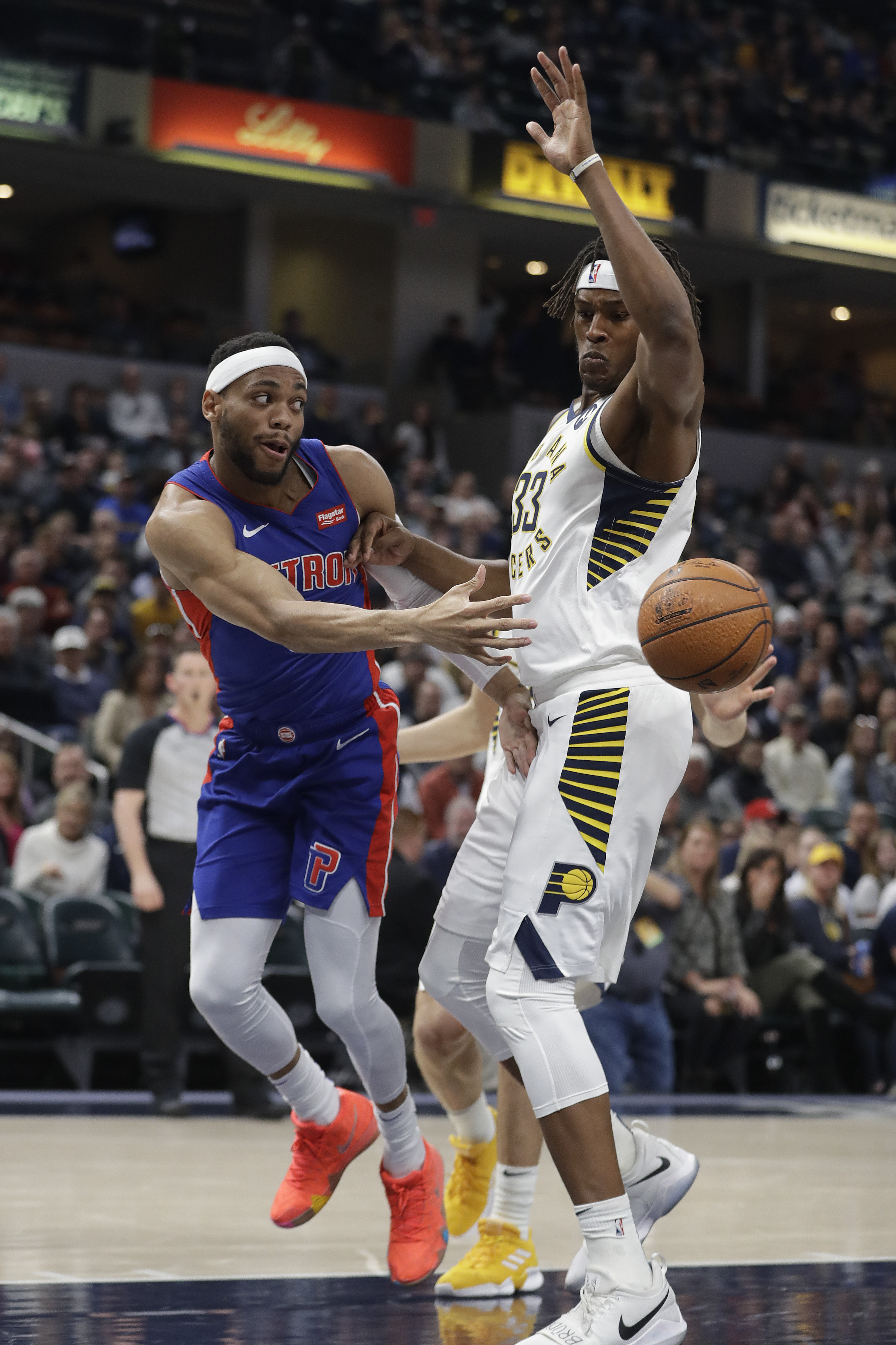 志愿者们用耐心细致的陪伴、温暖有力的援手，为参赛运动员提供全方位保障（志愿者以细致陪伴与温暖援助，为参赛运动员保驾护航）