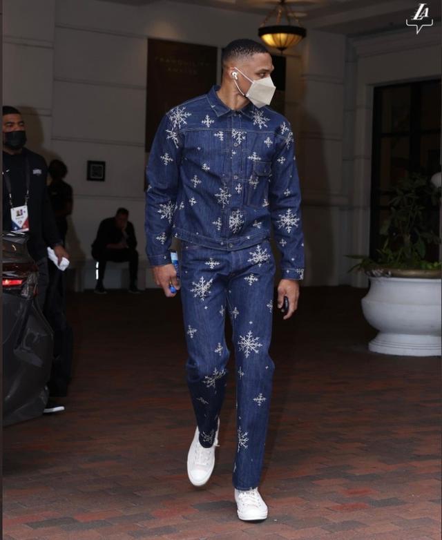 埃芬博格：希望未来乌尔比希成为拜仁一门，目前他是出色替补（埃芬博格：期待乌尔比希未来出任拜仁头号门将，目前他是可靠替补）