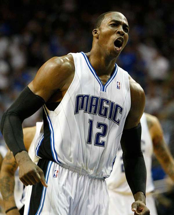 他用表现锁定胜局（凭借出色发挥锁定胜利）