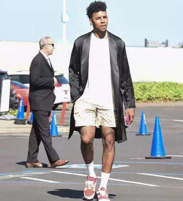 足球+音乐会，河南主帅拉莫斯当乐团指挥&阿奇姆彭等球员参加（足球遇见音乐：河南主帅拉莫斯化身指挥，阿奇姆彭等球员参与）